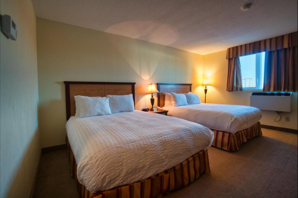 温尼伯公园西旅馆的酒店客房设有两张床和窗户。