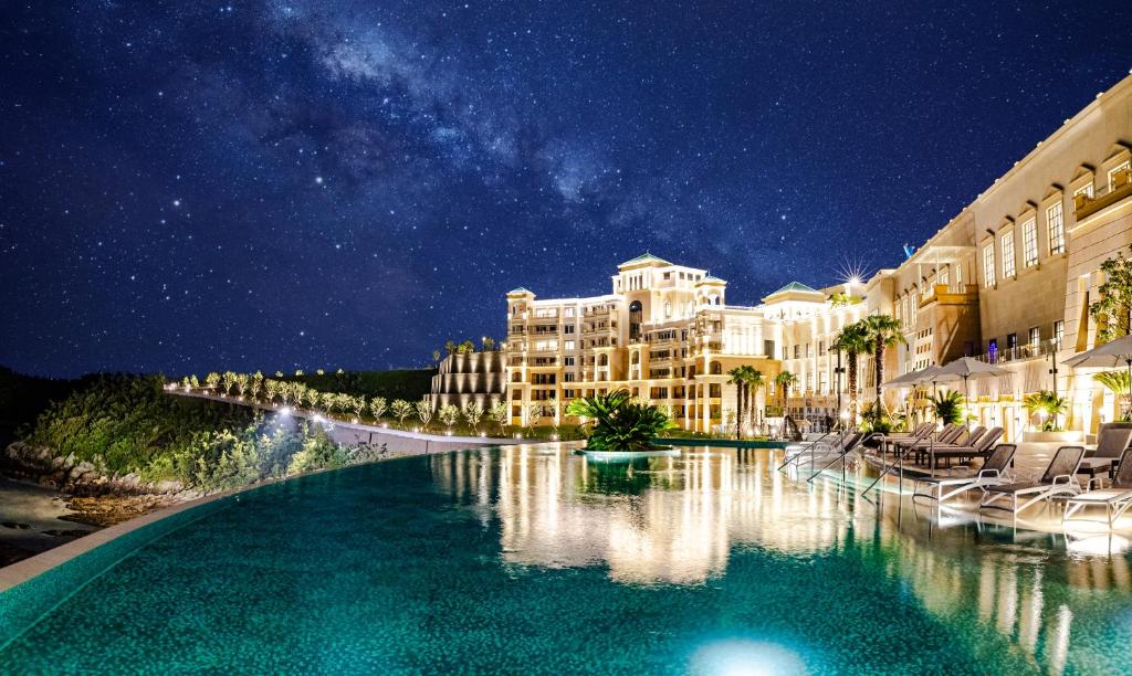 JindoSol Beach Jindo的夜间设有游泳池的酒店
