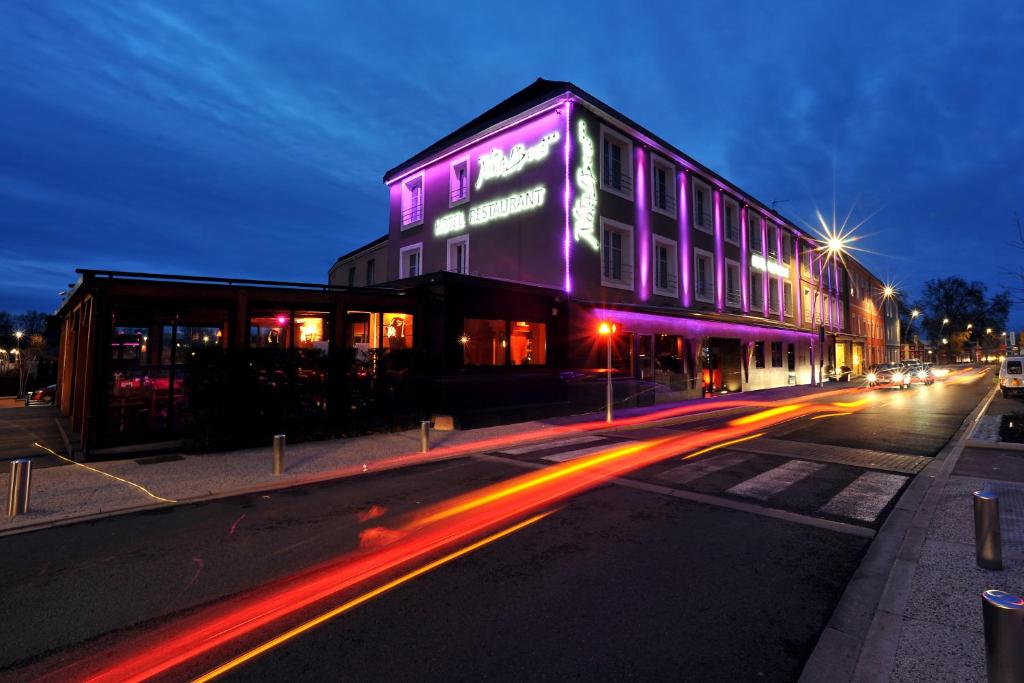 蒙索莱米讷诺塔贝纳酒店的街道边有紫色灯的建筑