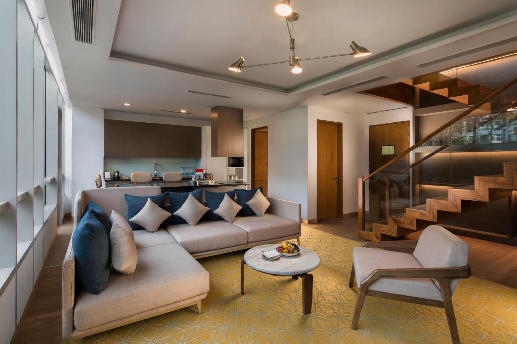 新德里Hyatt Delhi Residences的带沙发和楼梯的客厅