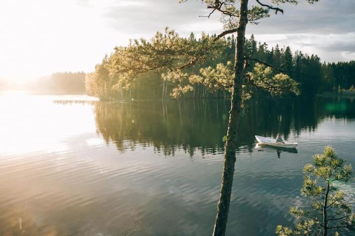 基尔科努米Katve Nature Retreat的湖中的小船