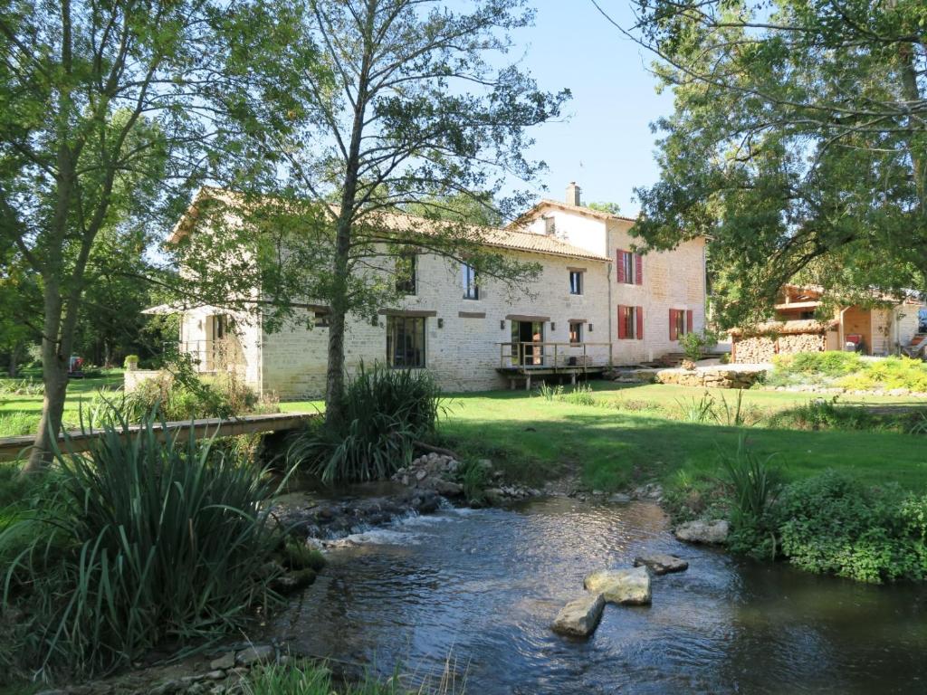 Le Moulin de Charzay, éco-gîte familial en Deux-Sèvres, Nouvelle Aquitaine的屋前有溪流的花园