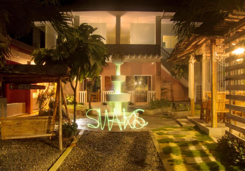 班塔延岛SMAK's Hotel的前面有灯的建筑