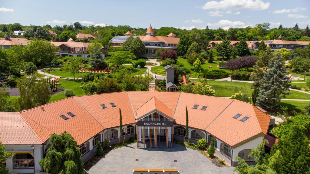 赫维兹科普林家庭温泉假日酒店的享有带橙色屋顶的建筑的顶部景色