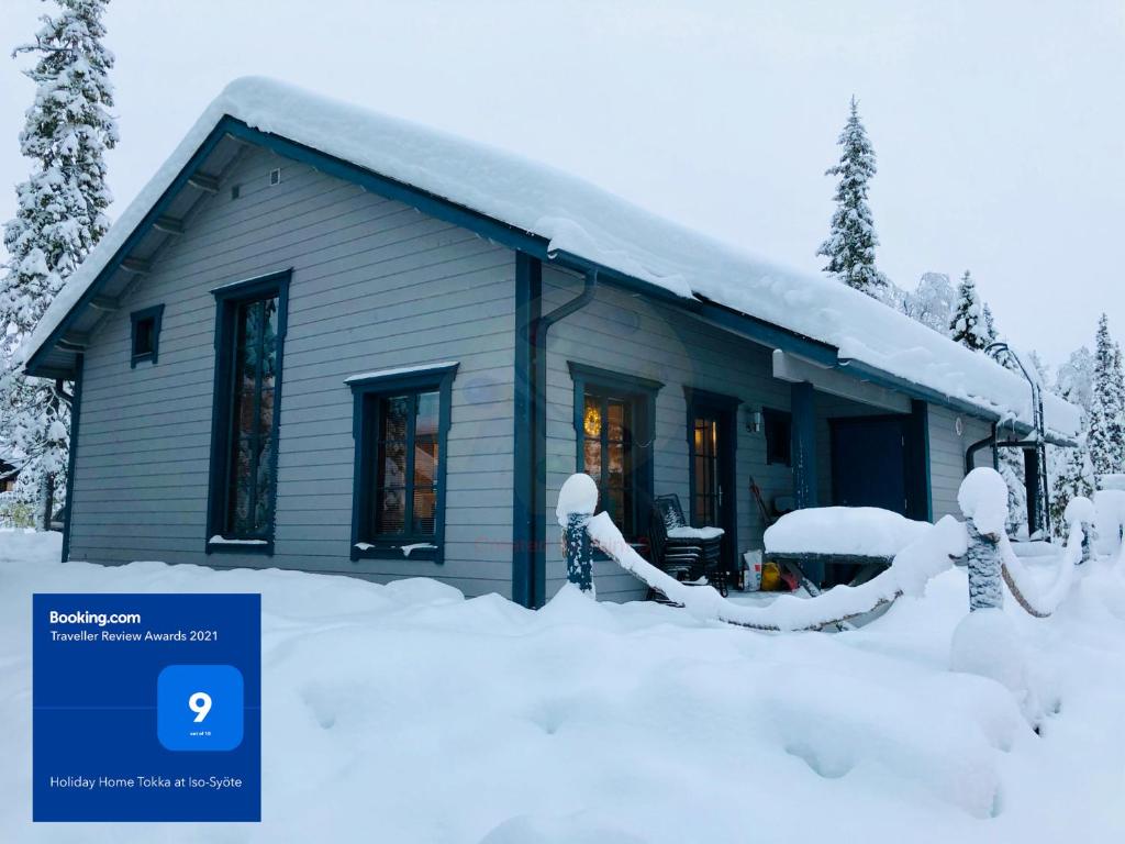 索特Holiday Home Tokka at Iso-Syöte的前面的雪覆盖的房子