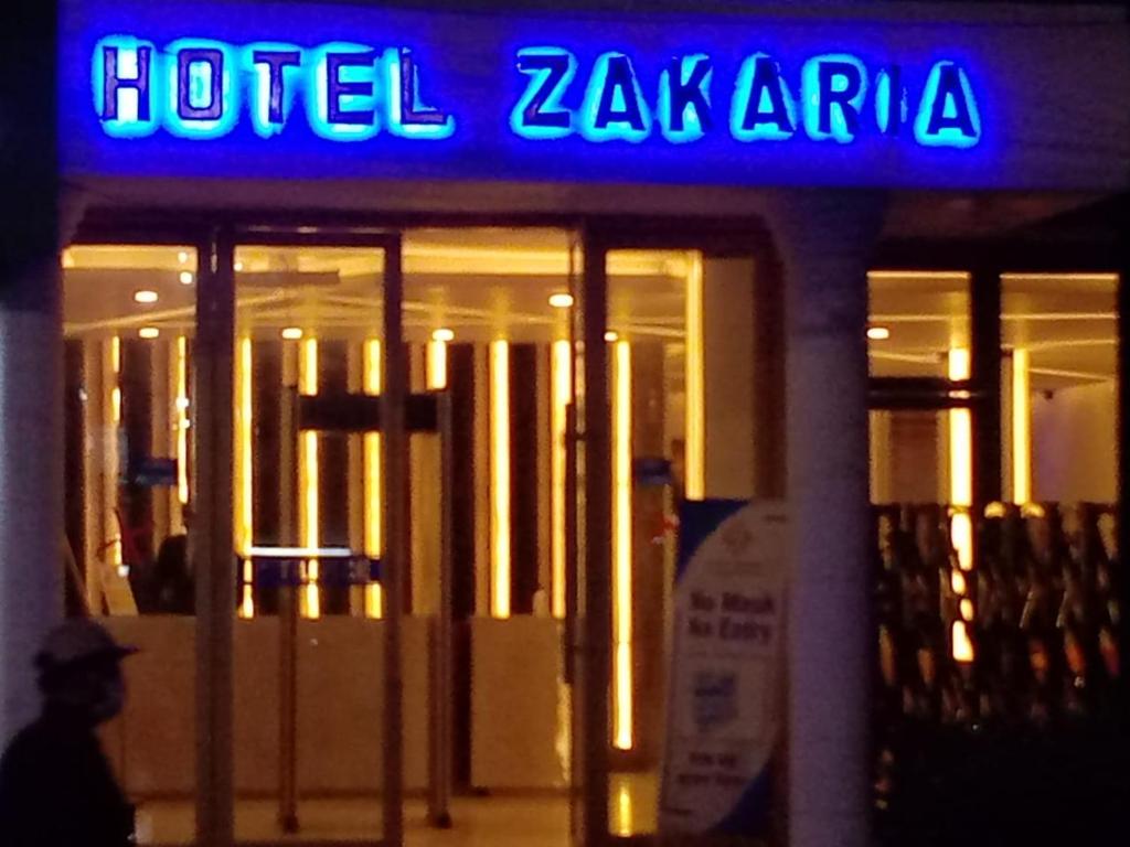 达卡Hotel Zakaria International的大楼前的zaria酒店标志