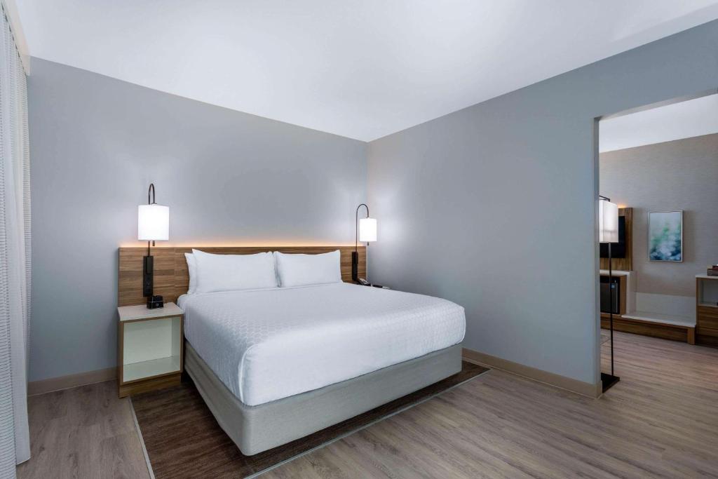 Wyndham Garden Miami International Airport客房内的一张或多张床位