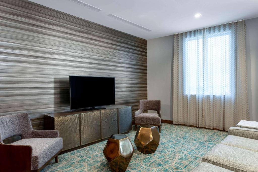 Wyndham Garden Miami International Airport的电视和&#47;或娱乐中心