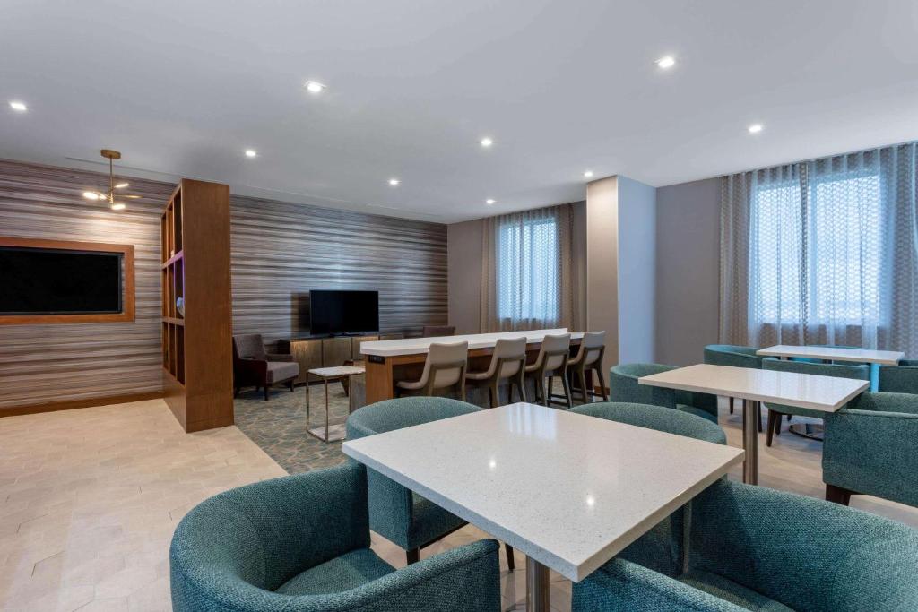 Wyndham Garden Miami International Airport的电视和&#47;或娱乐中心