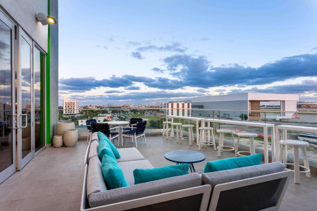 Wyndham Garden Miami International Airport的阳台或露台