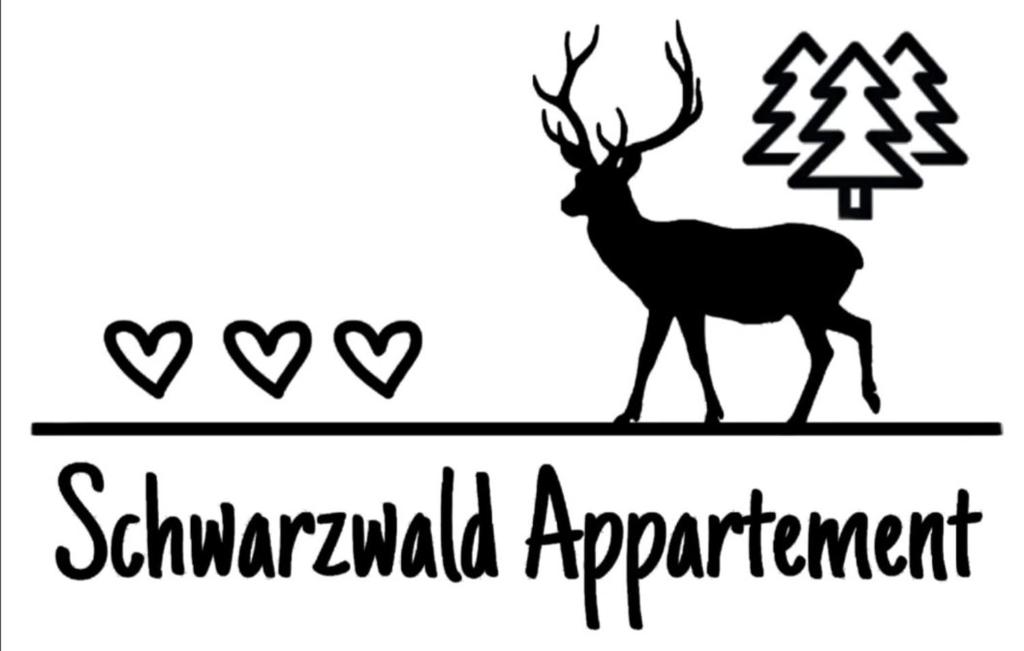 SteinenSchwarzwald Appartement的一只驯鹿,有圣诞树和感情上的一致
