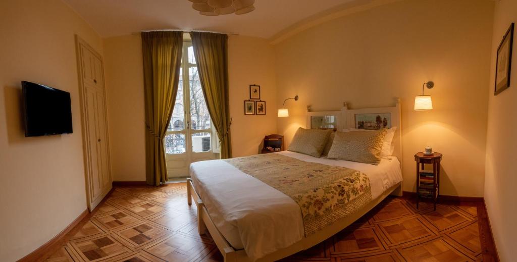 都灵宝石旅馆的一间卧室设有一张床和一个大窗户