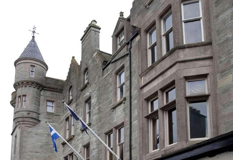 勒威克The Grand Hotel的一座城堡,前面悬挂着两面旗帜