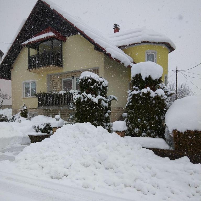 马考巴尔贾Apartment Petra的前面有一堆积雪的房子