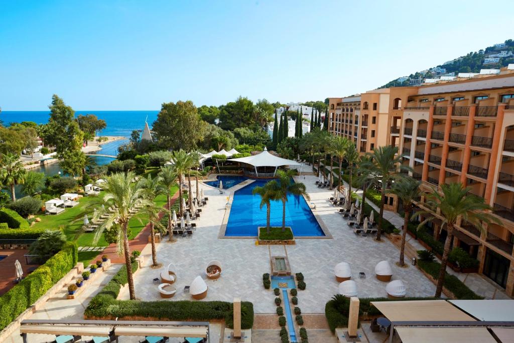 圣埃乌拉利亚因索特尔芬尼西亚名誉套房酒店和spa的享有带游泳池的度假村的空中景致