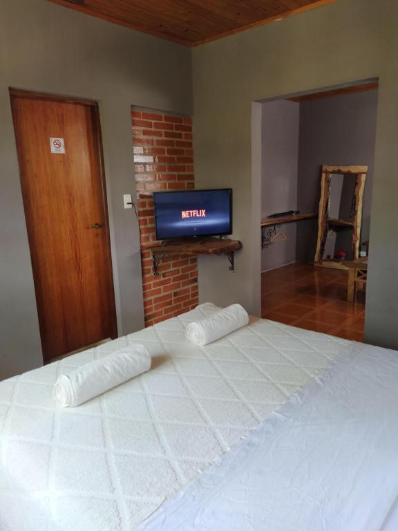 埃尔多拉多ELDOtown的一张大床,上面有两个枕头,配有电视
