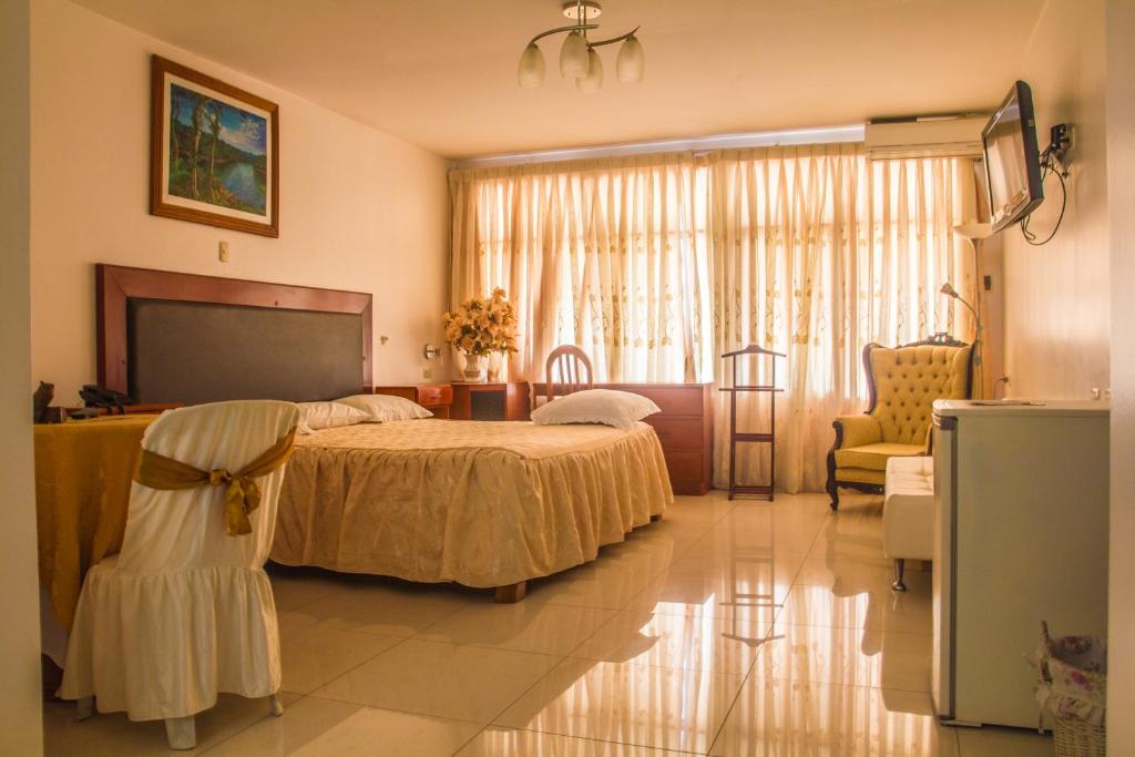 普卡尔帕普卡尔帕东方太阳酒店的一间卧室配有一张床和一台电视