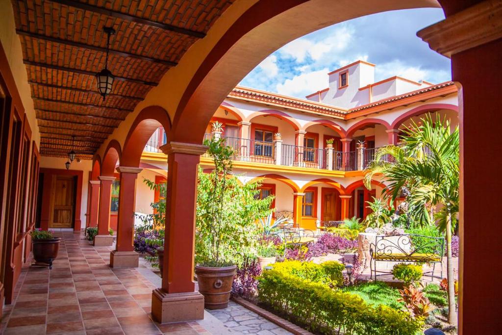 马斯科塔Encanto de la Sierra Hotel的一座带拱门的房屋的庭院