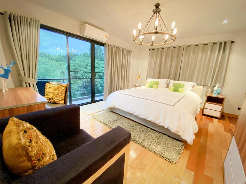 Ban RangengThe Nakara Town的一间卧室配有一张床、一张沙发和一个窗口