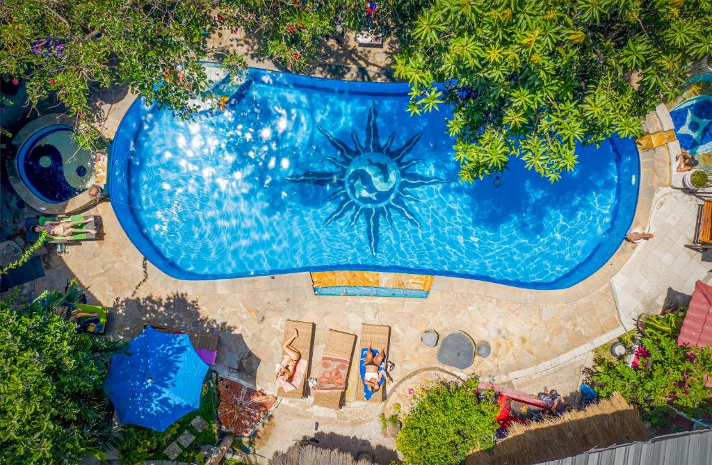坎古Serenity Eco Guesthouse - CHSE certified的主题公园游泳池的顶部景色