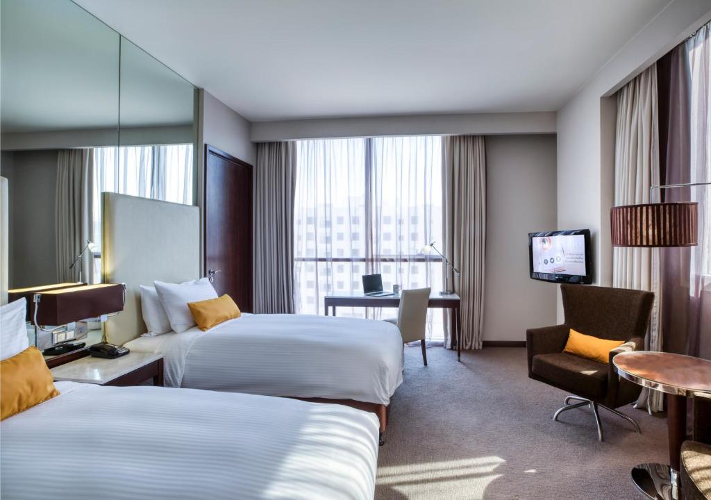 迪拜罗纳塔阿拉巴沙中心酒店的酒店客房设有两张床和电视。