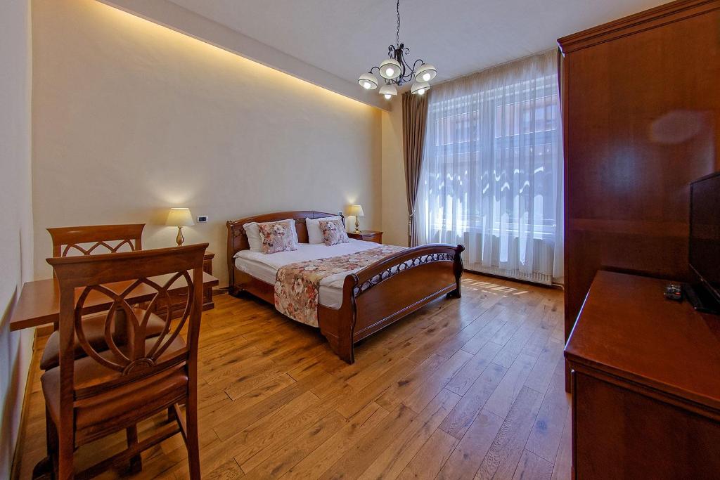 布拉索夫Residence Castelului的一间卧室设有一张床和一个大窗户