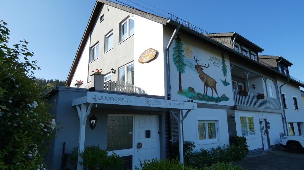 HoxelGästehaus Hoxel的一座建筑,上面有一只鹿