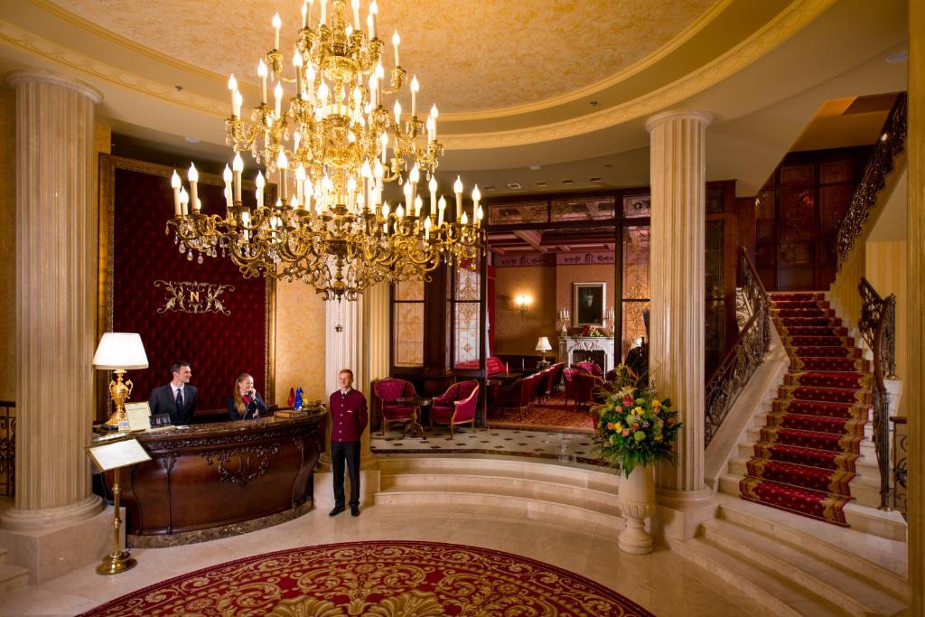 利沃夫诺比利斯酒店的一群人站在一个大厅里,有吊灯