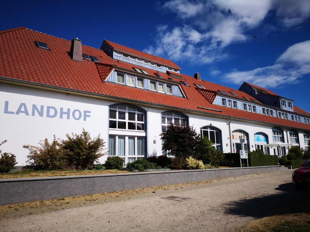 施托尔佩奥夫乌塞多姆Der Landhof Strandhafer的一座白色的大建筑,有红色的屋顶