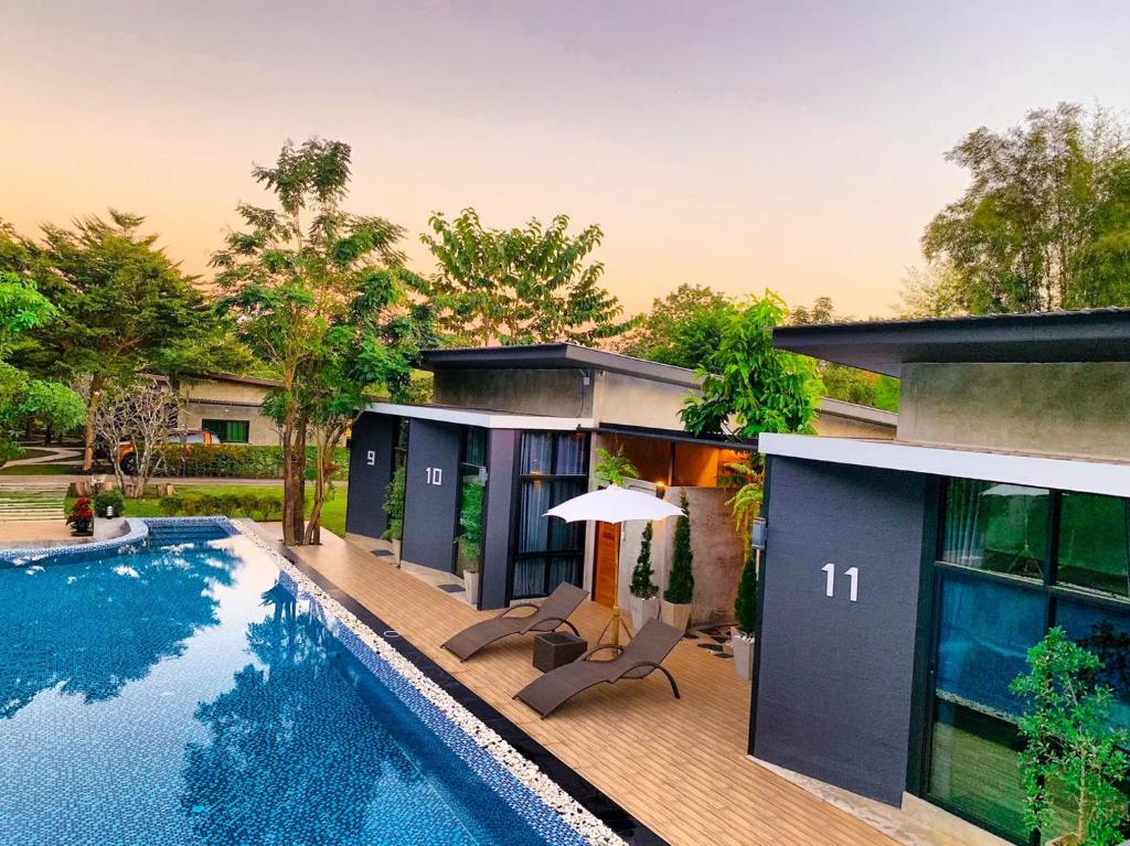 南府利拉哇地南班苏安度假酒店的一座带游泳池和房子的别墅