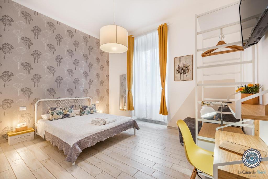 斯培西亚La Casa dei Treni Affittacamere city rooms for travel lovers的一间卧室配有一张床和一张黄色椅子