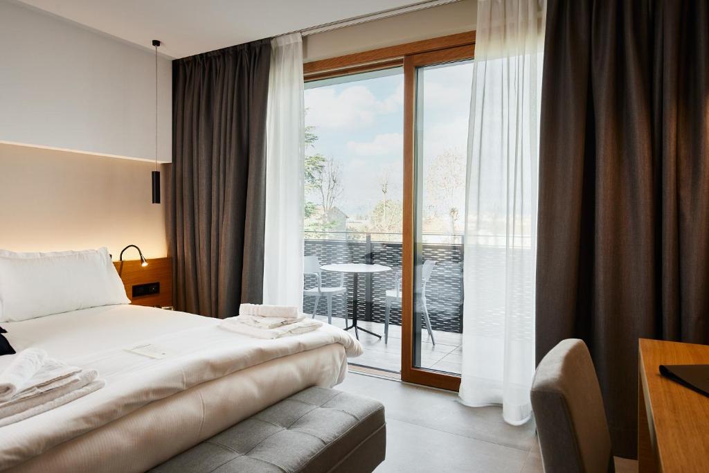 科德罗伊波Nodo Hotel的酒店客房设有一张床和一个阳台。