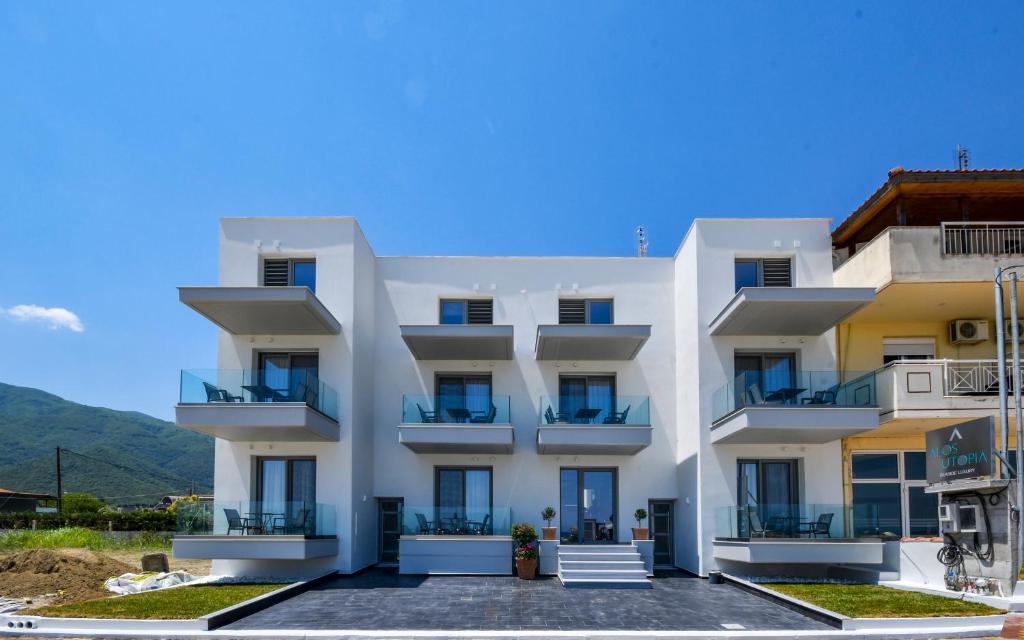 斯塔夫罗斯Alos Utopia的带阳台的白色建筑和蓝天