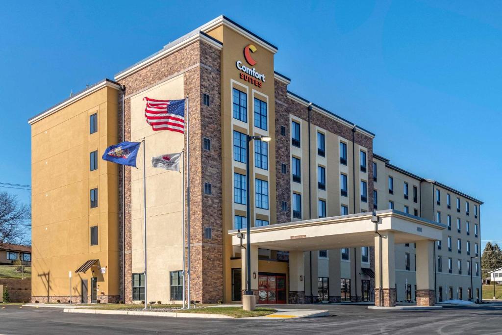 哈里斯堡Comfort Suites Camp Hill-Harrisburg West的前方有美国国旗的办公楼