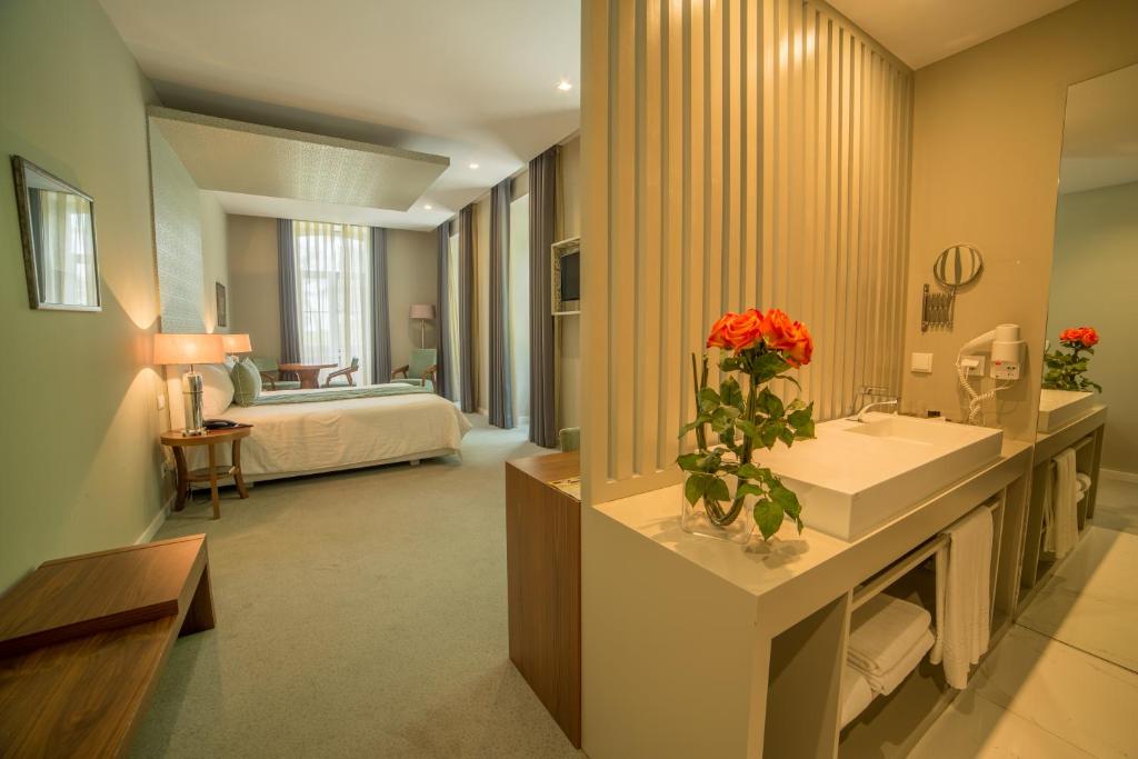 布拉加公园酒店的一间带水槽和镜子的浴室
