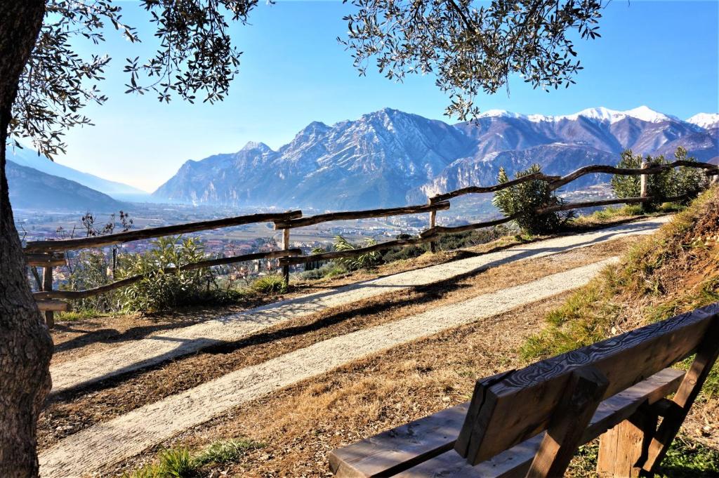阿科Chalet Laghel的山丘上的木凳,有栅栏和山脉