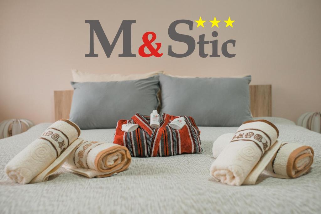 M&Stic客房内的一张或多张床位