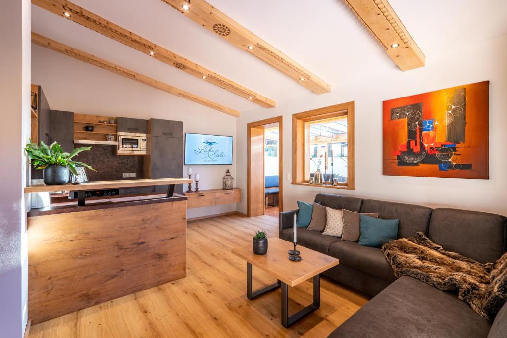 戈尔德格LakeSide Appartments的客厅配有沙发和桌子