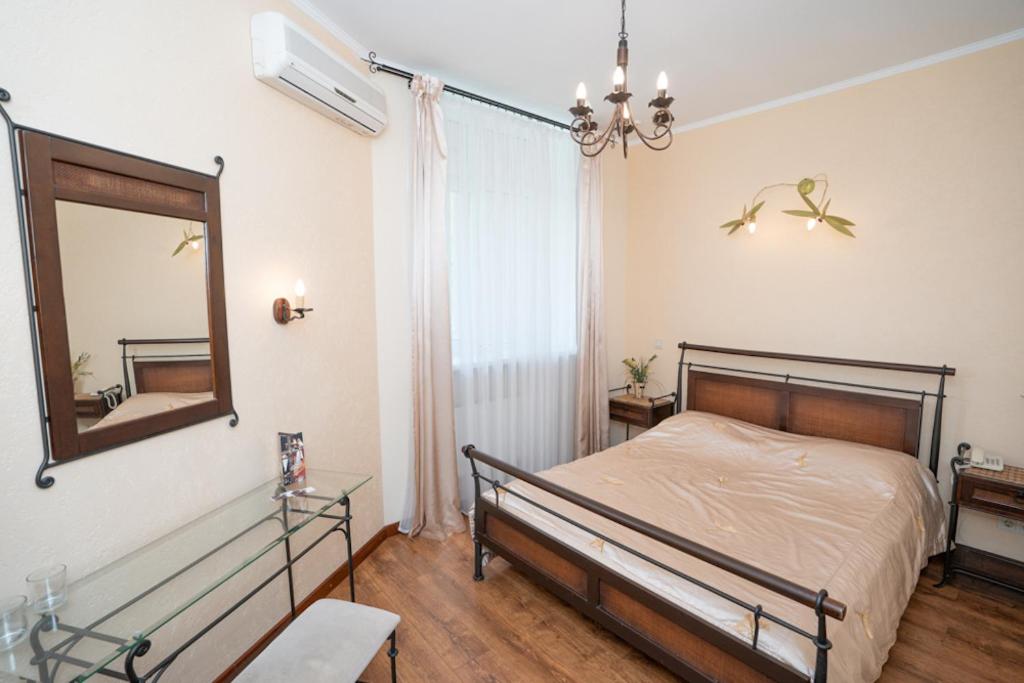 基辅Hotel Piano的卧室配有一张床,墙上设有镜子