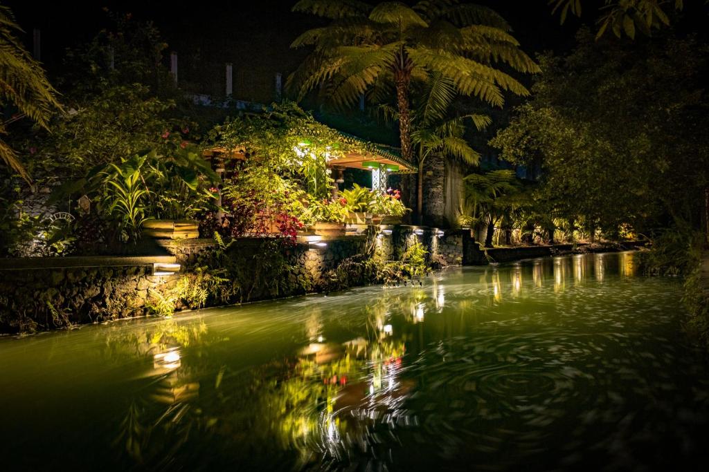 富尔纳斯昆塔大莫乡村民宿的花园中的一个池塘晚上有灯光