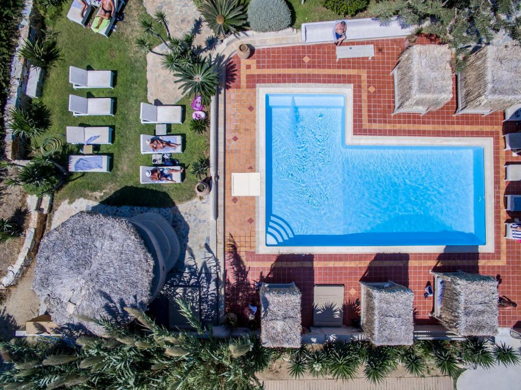 布拉卡Athina Studios and Suites Plaka的享有度假村游泳池的顶部景致