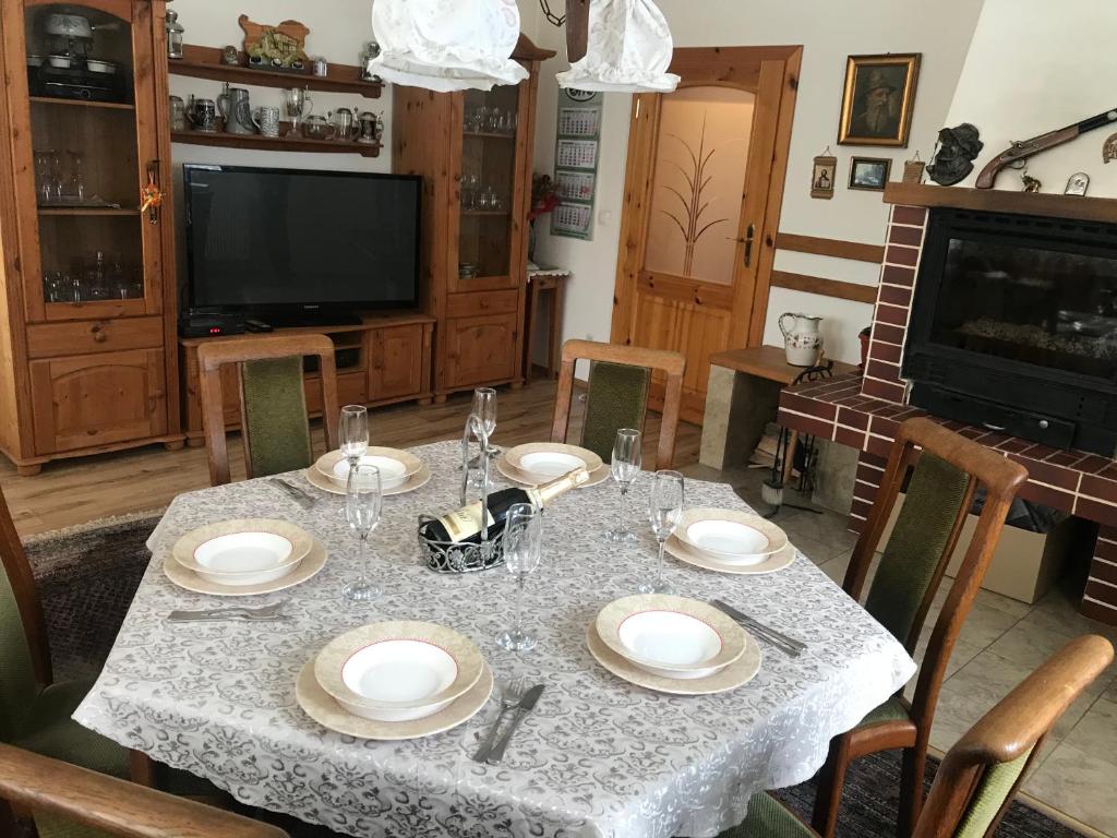 加布罗沃Къща за гости - Еделвайс, гр. Габрово的一间用餐室,配有一张桌子和盘子
