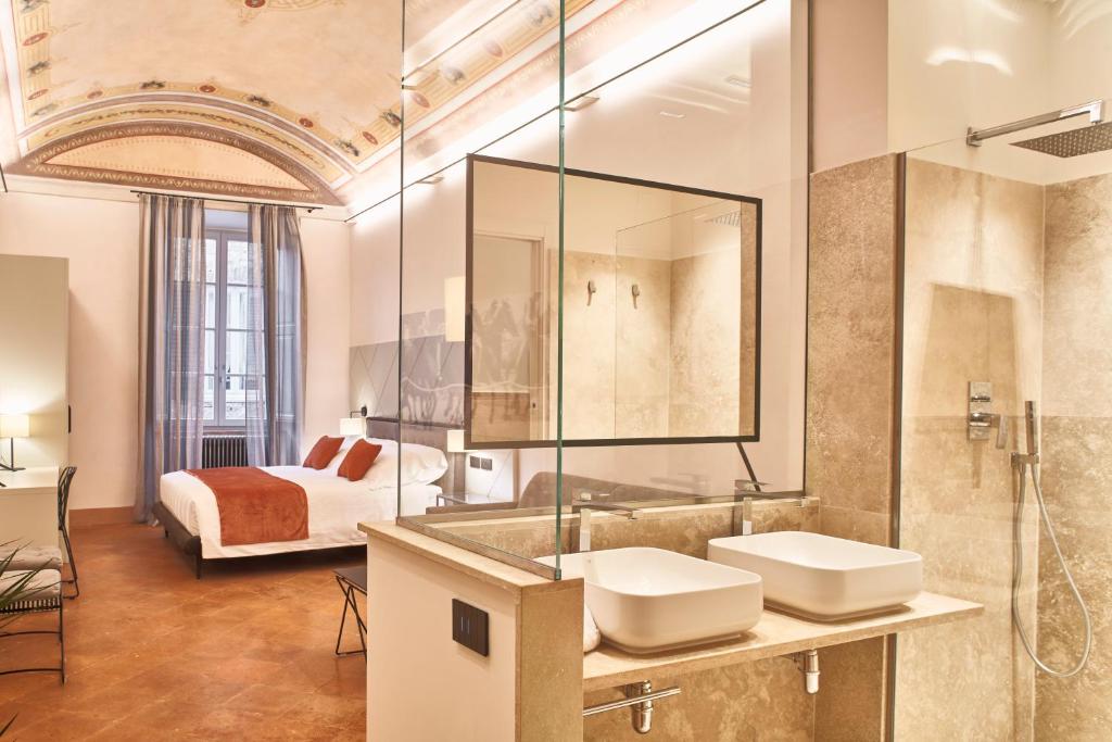 锡耶纳Residenza d'epoca San Martino 29的一间带两个盥洗盆和一张床的浴室