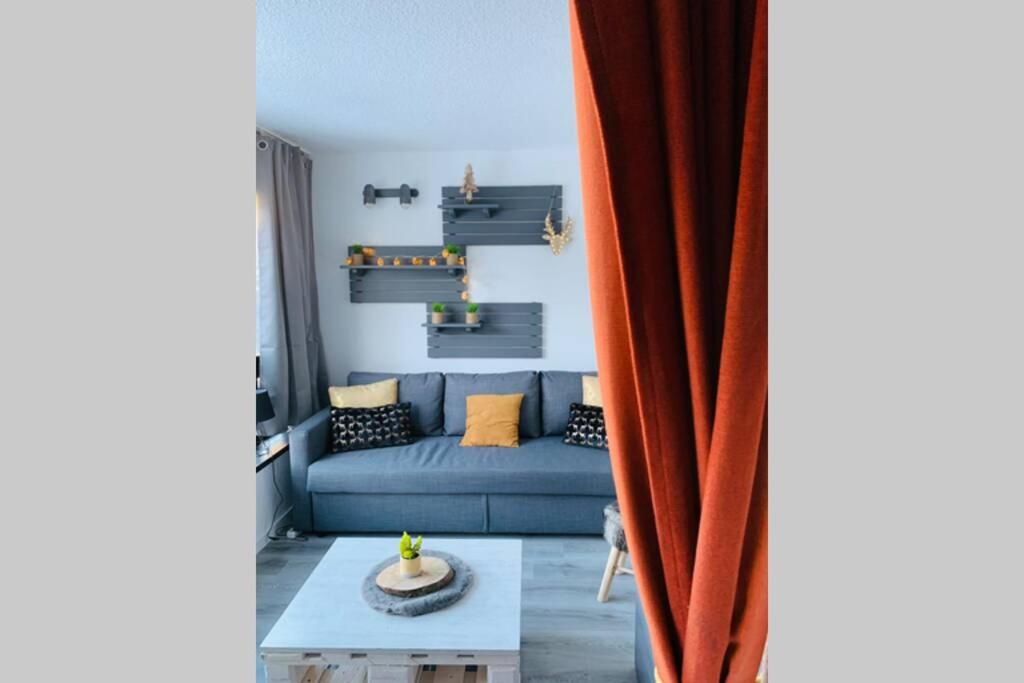 皮伊圣万桑Studio 1600 Pied des pistes avec magnifique vue的客厅配有蓝色的沙发和桌子
