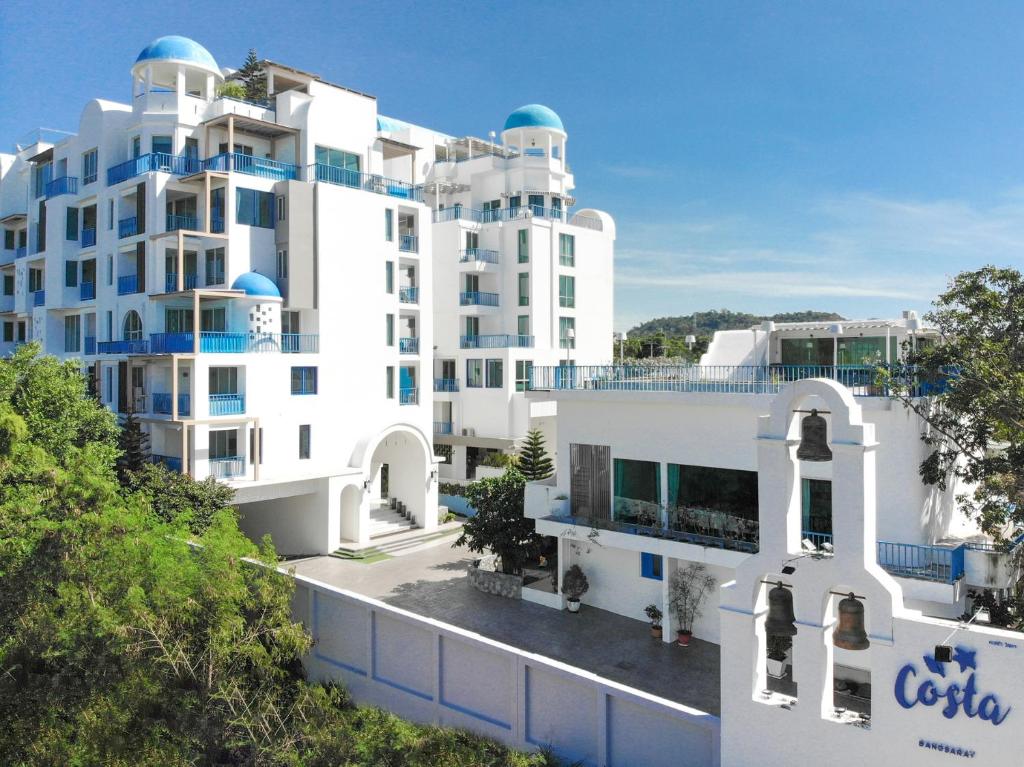 梭桃邑Costa Beach Residence & Jacuzzi的上面有蓝色圆顶的白色建筑