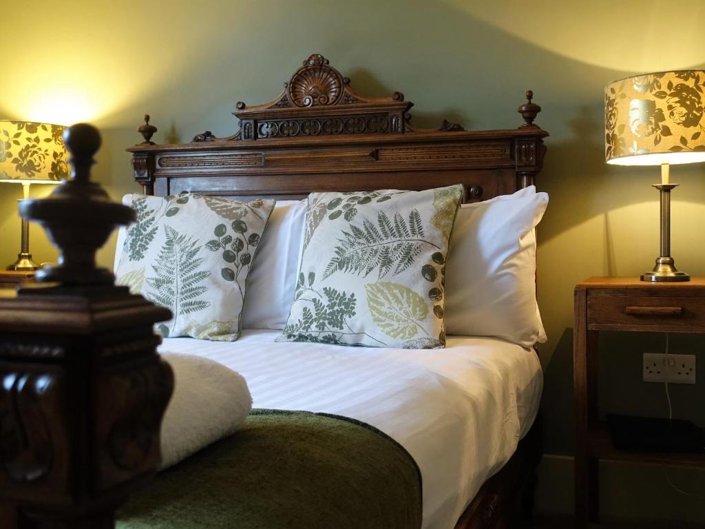 新港One Holyrood Hotel & Cafe的一张带木制床头板和枕头的床