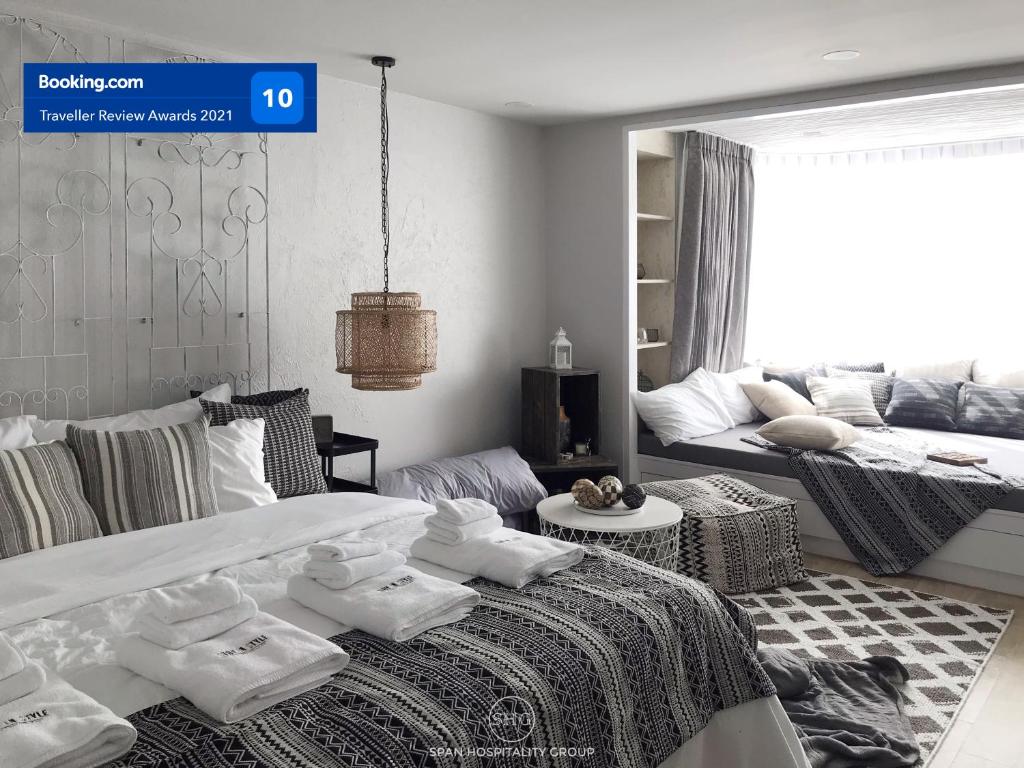清迈Stay in Style at Nimman R316的一间卧室配有一张大床和毛巾