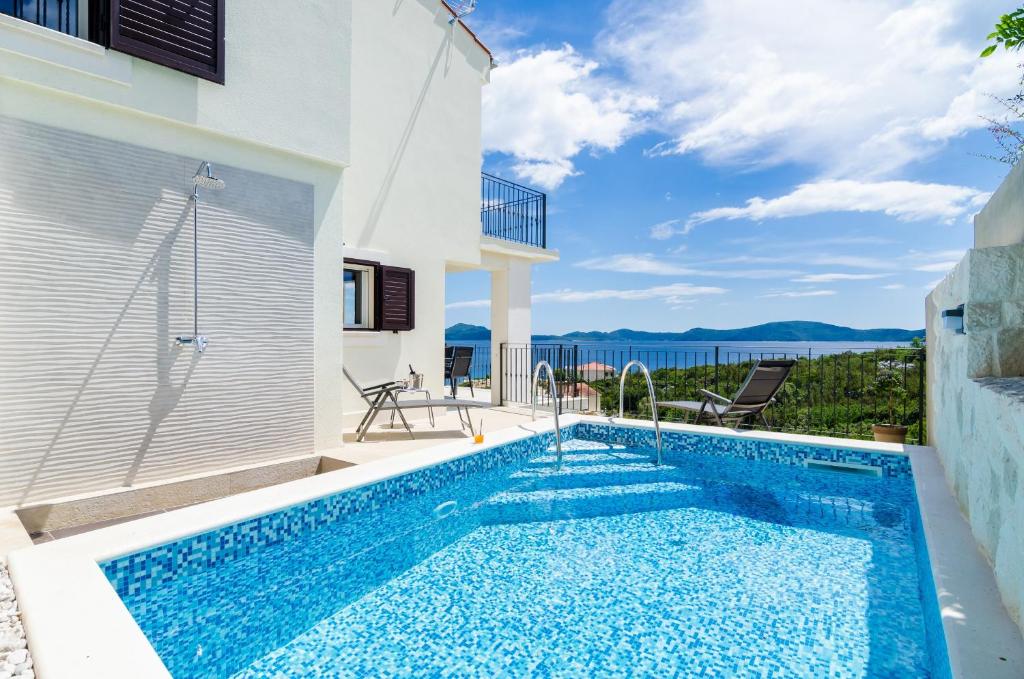 斯拉诺Villa Sofija Dubrovnik & Peljesac Region的海景别墅内的游泳池