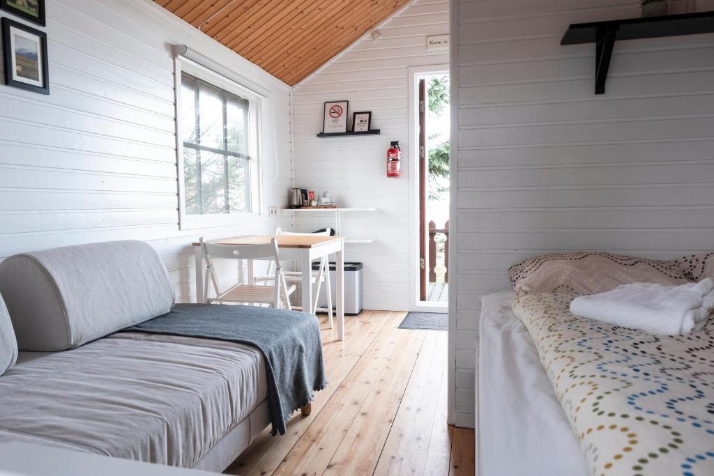 HellisholarSmáratún Cottages & Chalets的卧室配有一张床和一张桌子