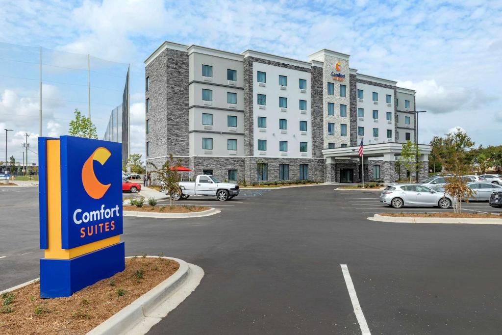 格林维尔Comfort Suites Greenville Airport的停车场内带有舒适套房标志的建筑